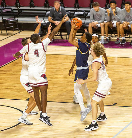 19 7-R-01-03-24-RoaCol-Aver-Mens-Bball-8814